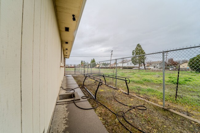 Building Photo - 4 bedroom 3 bath home in SW Yuba City