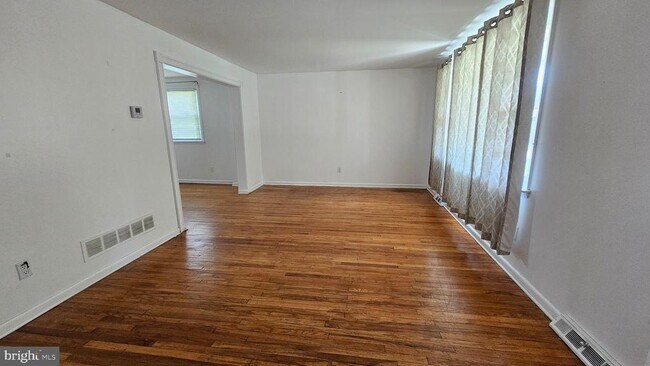 Building Photo - 328 Rees Dr