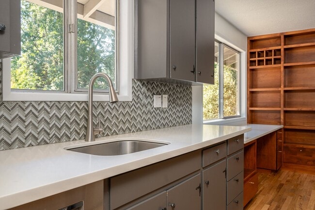 Building Photo - Charming Mid-Century Home in Lake Oswego School District