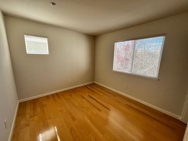 Building Photo - SPACIOUS FOUR BEDROOM HOUSE IN HAMILTON