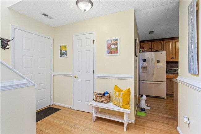 Building Photo - ATTRACTIVE AND BRIGHT LUXURY TOWNHOME IN W...