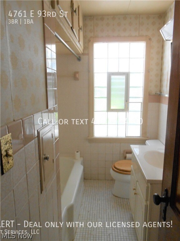 Building Photo - Renovated Cape Cod 3 bedroom 1 Bath