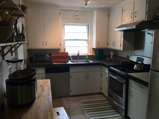 Building Photo - 219 Azalea Dr