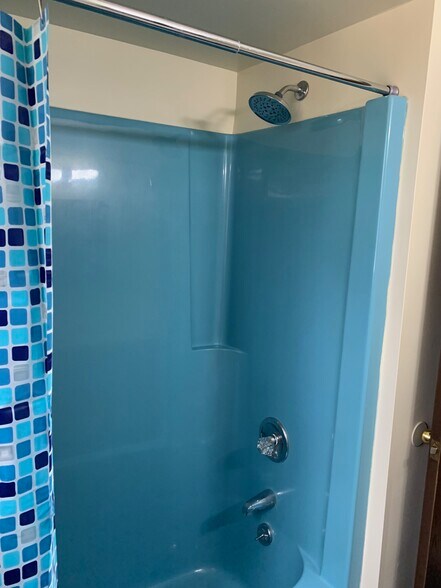 Easy Clean 1 piece tub/shower - 3200 Oak Ave