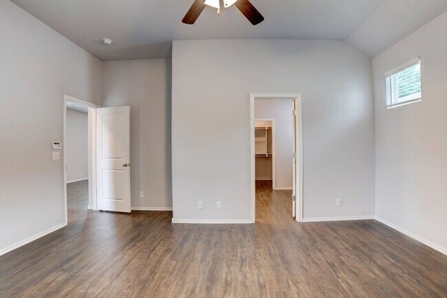 Building Photo - Unique 4/2/2 Near Downtown Tulsa!