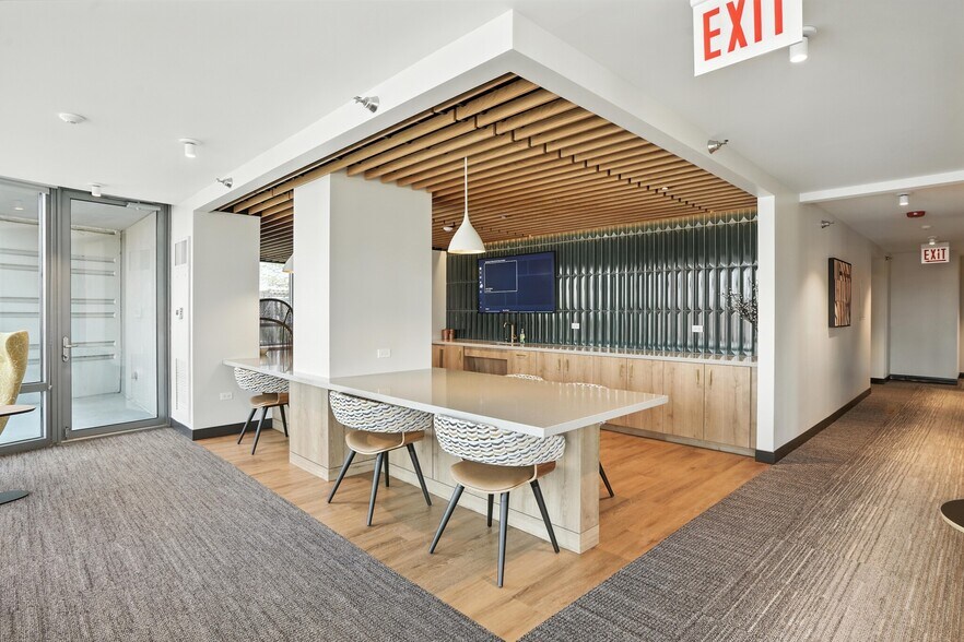 Building Photo - 530 N Kingsbury St