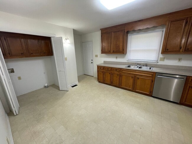 Building Photo - 3 bedroom 2 bath house available