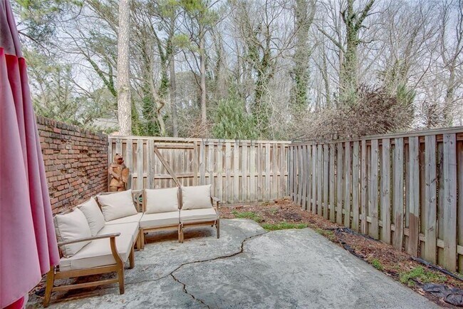 Building Photo - 3103 Colonial Way