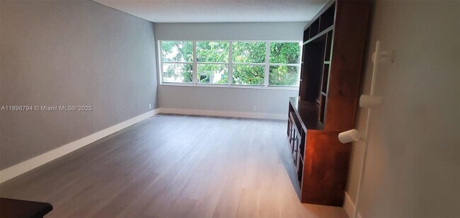 Building Photo - 301 Racquet Club Rd