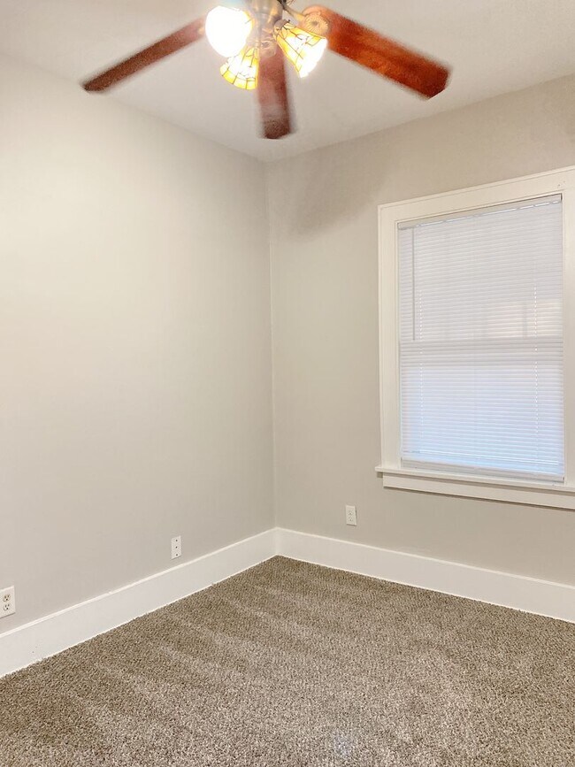 Building Photo - Move-in special. 3 bed 1 bath with a detached garage and large driveway $1250