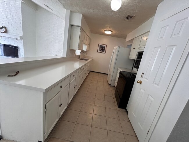 Building Photo - 10502 Long River Dr