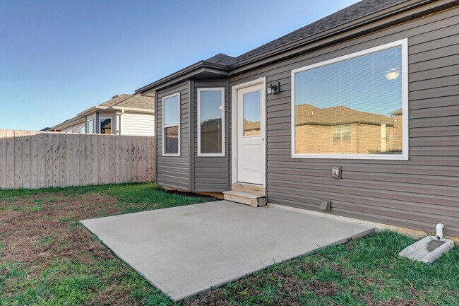 Building Photo - Modern 3 Bed / 2 Bath Home