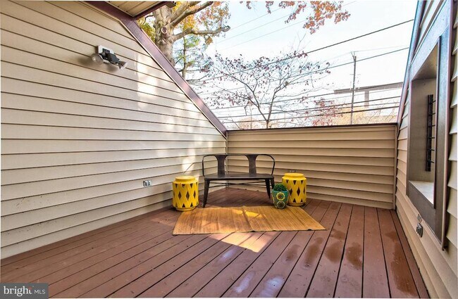 Building Photo - 10320 Westlake Dr