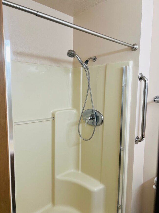 Building Photo - Charming Rambler 3-Bed/2-Bath Available Now!