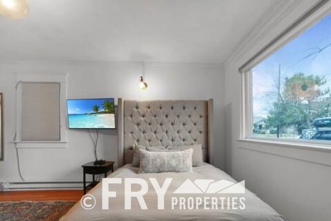 Building Photo - Classic Bungalow in Amazing Location