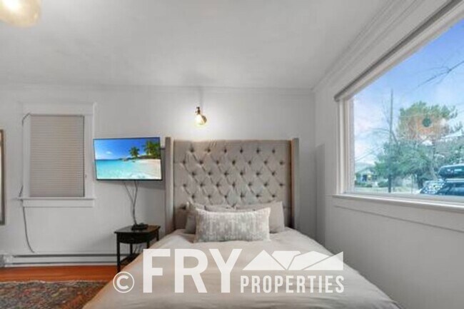 Building Photo - Classic Bungalow in Amazing Location with ...