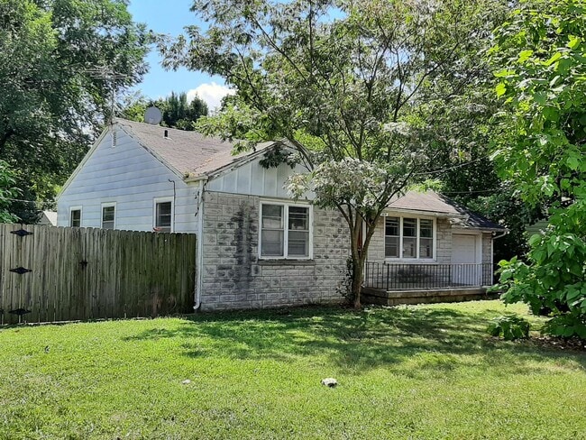 Building Photo - Very cute 2 Bedroom home on a corner lot f...