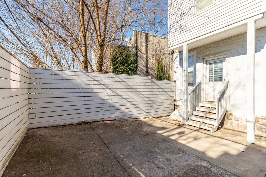 Building Photo - 3864 W Girard Ave