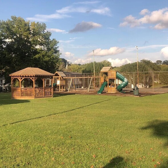 Building Photo - 810 Bellevue Rd