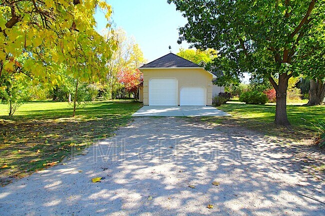 Building Photo - 85 S Linder Rd