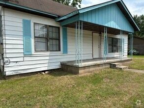Building Photo - Newly renovated