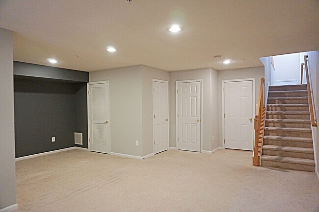 Building Photo - Exquisite Townhouse in Orchard Run Germantown