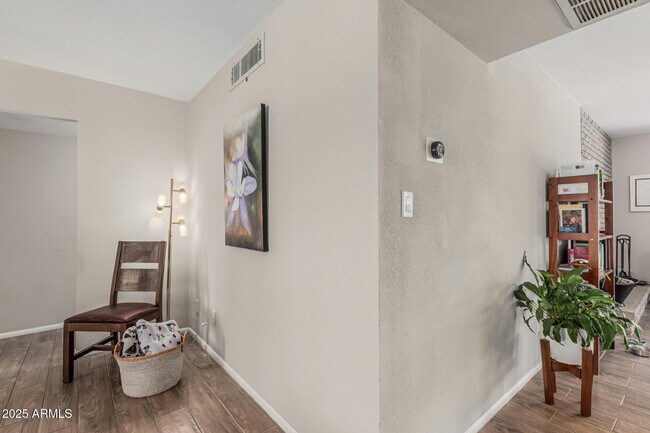 Building Photo - 3741 W Poinsettia Dr