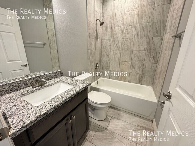 Building Photo - 2570 SE Rayburn Ave