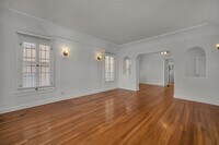 Building Photo - Large 2 bedroom unit