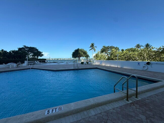 Building Photo - 5600 N Flagler Dr