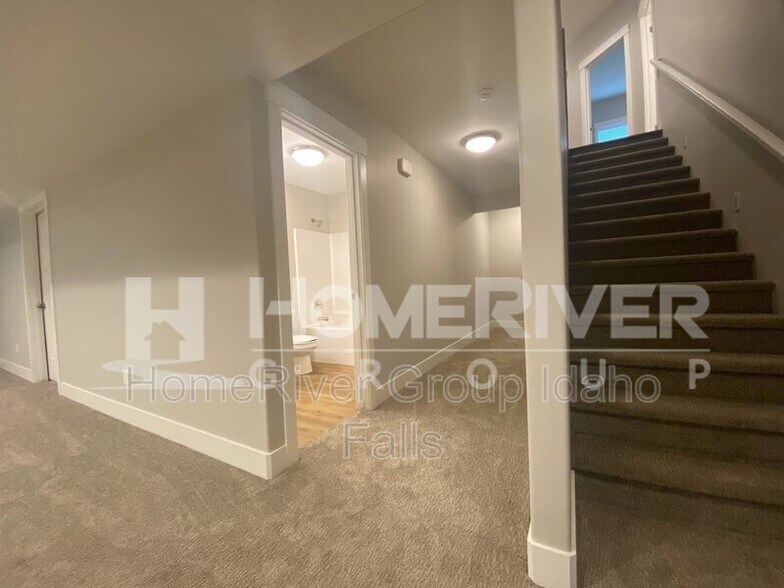 Building Photo - 690 Silvermaple Dr