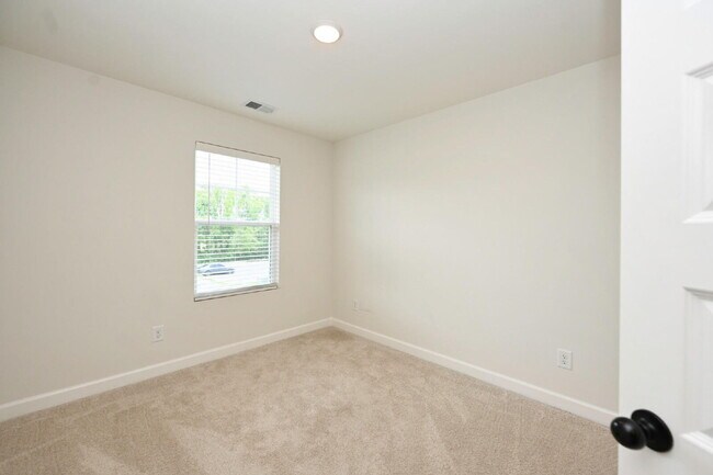 Building Photo - Like-New Modern Townhome Near Dining, Shopping, Trails & Old Hickory Lake