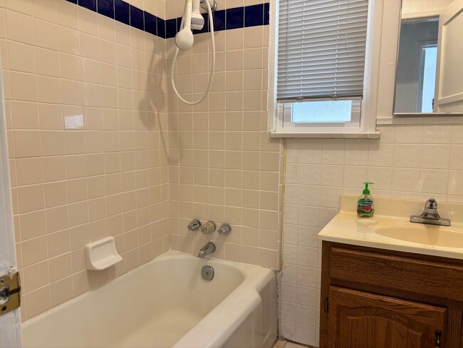 Building Photo - Charming Sherman Oaks Home!