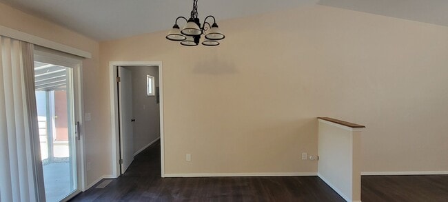 Building Photo - 3 Bedroom 2 Bath home