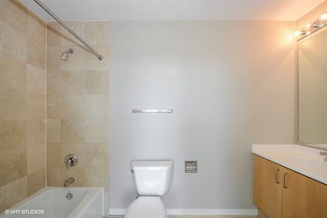 Building Photo - 600 N Kingsbury St