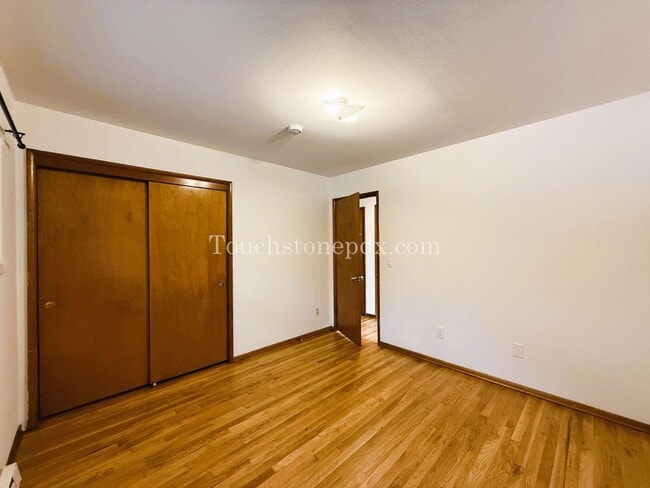 Building Photo - Charming 3-Bedroom Gem with Hardwood Floor...
