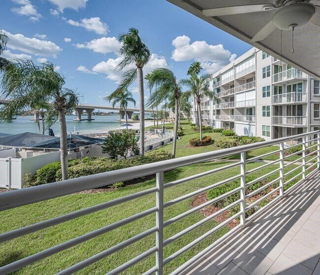 Building Photo - 5901 Bahia Del Mar Cir N