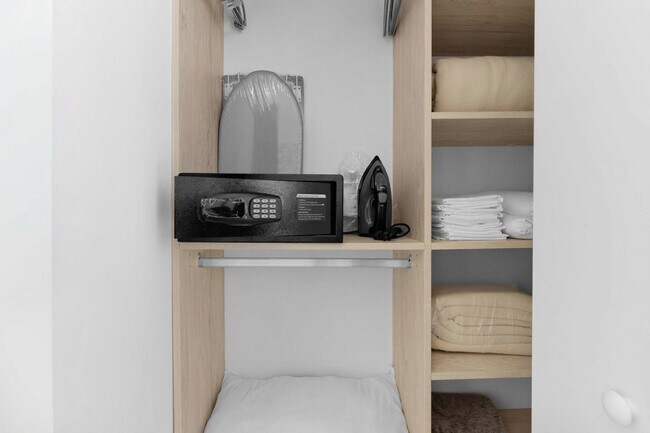 Building Photo - 225 N Miami Ave