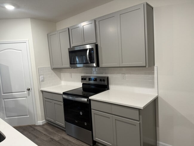 Building Photo - 5490 Hayloft Dr