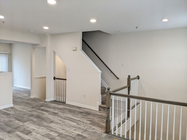 Building Photo - Completely Renovated Townhouse in convenie...