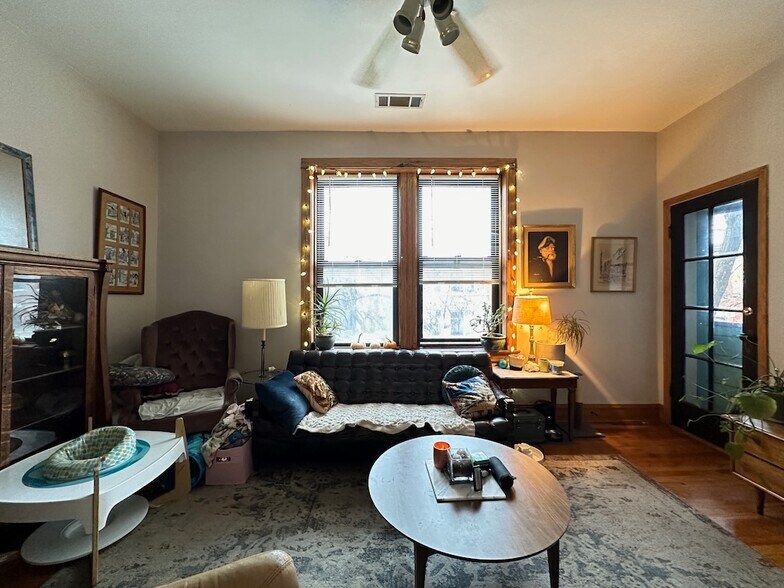 Building Photo - 937 N Hoyne Ave