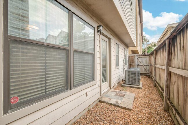 Building Photo - 5510 Blossom St