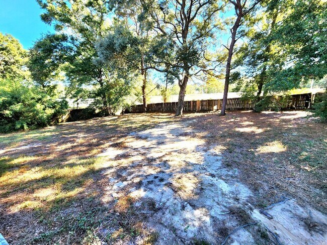 Building Photo - Open Floorplan, 3BD/3Bath with a Huge Sunr...