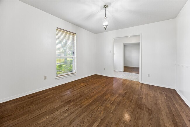 Building Photo - 3232 Parkwood Dr