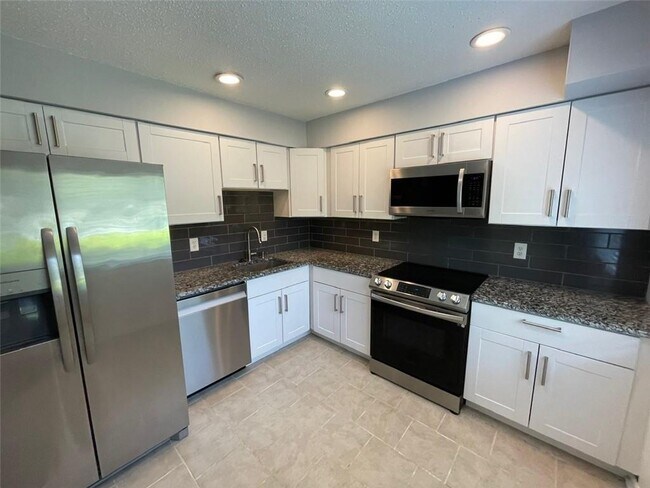 Building Photo - 1020 Country Ct