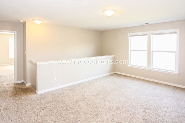 Building Photo - Perfect 3BR 2.5 BA Located Near All Necess...