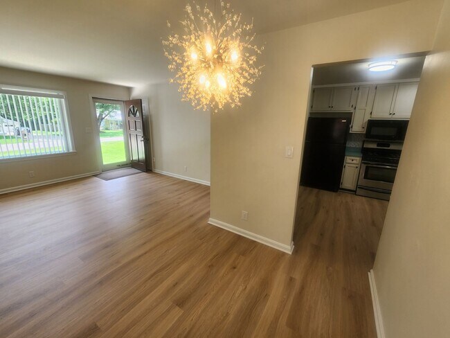 Building Photo - Beautiful and spacious 3 bedroom 1 bath ho...
