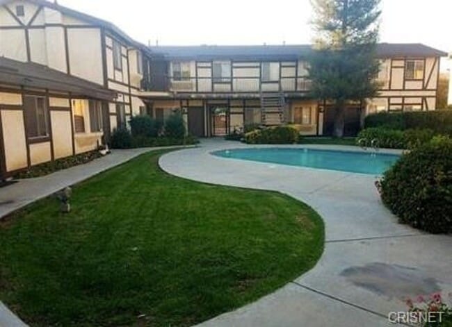 Building Photo - Stunning West Hills 1+1 Upper Unit