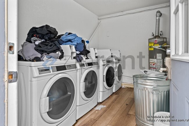 Building Photo - 523 Page St