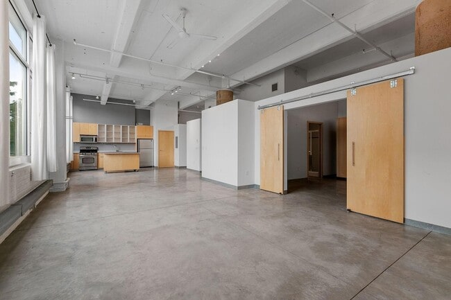 Building Photo - 700 N Washington Ave